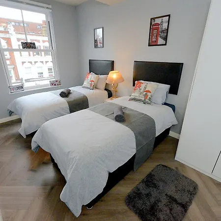 2 Bed Terraced Flat Piccadilly Line Apartment