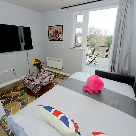 Apartment 2 Bed Terraced Flat Piccadilly Line *