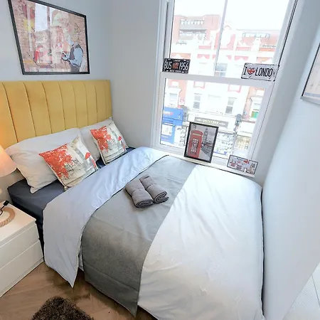 2 Bed Terraced Flat Piccadilly Line *
