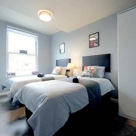 2 Bed Terraced Flat Piccadilly Line * London