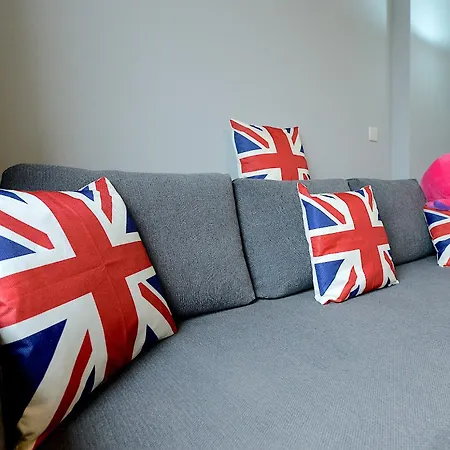 2 Bed Terraced Flat Piccadilly Line Apartment *