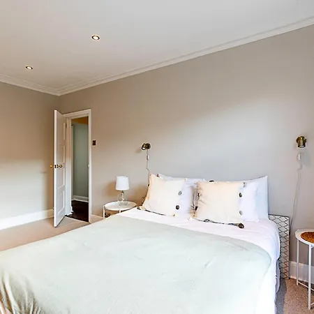 Contemporary And Spacious Kensington * London