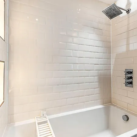 Contemporary And Spacious Kensington
