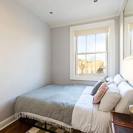 Contemporary And Spacious Kensington Apartment *