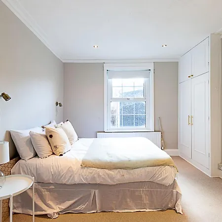Contemporary And Spacious Kensington Apartment London