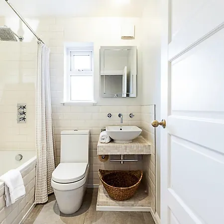Contemporary And Spacious Kensington Apartment London