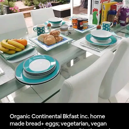 Homestay Homestay, Upmarket, Wimbledon & Southfields; Beside Tube; London