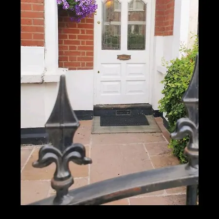 Homestay Homestay, Upmarket, Wimbledon & Southfields; Beside Tube; London