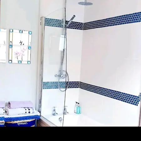 Homestay, Upmarket, Wimbledon & Southfields; Beside Tube; * London