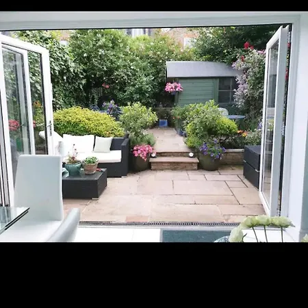Homestay Homestay, Upmarket, Wimbledon & Southfields; Beside Tube; London
