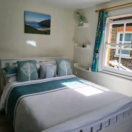 Homestay, Upmarket, Wimbledon & Southfields; Beside Tube; *