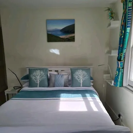 Homestay, Upmarket, Wimbledon & Southfields; Beside Tube; Homestay *