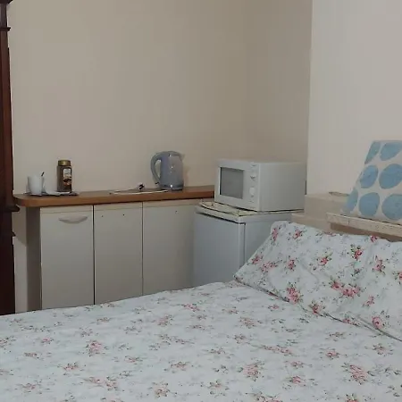 Guest house Heathrow Airport *