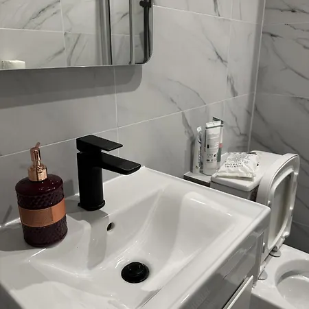 Brand New Suit 10 Min To Walk Central Line! Woodford