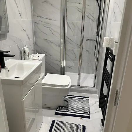 Brand New Suit 10 Min To Walk Central Line! Woodford