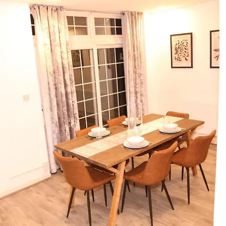 Star London Golders Rise Luxury 4-bed Oasis With Garden Holiday home Hendon