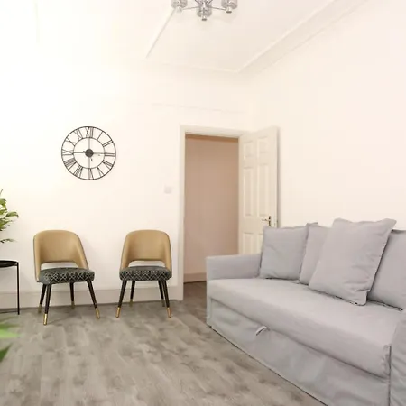 Holiday home Star London Golders Rise Luxury 4-bed Oasis With Garden