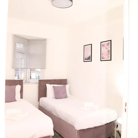 Star London Golders Rise Luxury 4-bed Oasis With Garden Holiday home *