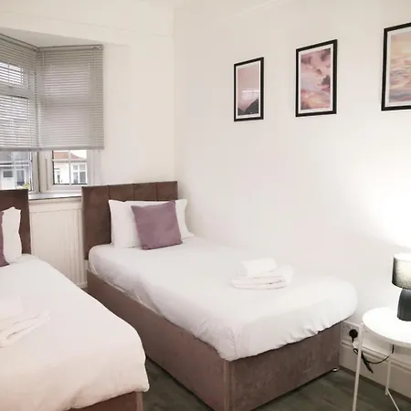 Holiday home Star London Golders Rise Luxury 4-bed Oasis With Garden
