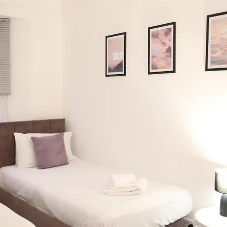 Holiday home Star London Golders Rise Luxury 4-bed Oasis With Garden *