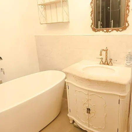 Spacious Refurbished Flat With A Garden Near Tube, Train, Thames And The Center Appartamento Londra