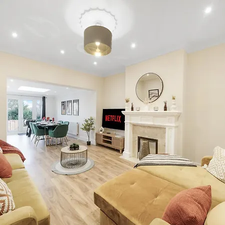 Luxurious House In Wembley - Garden *