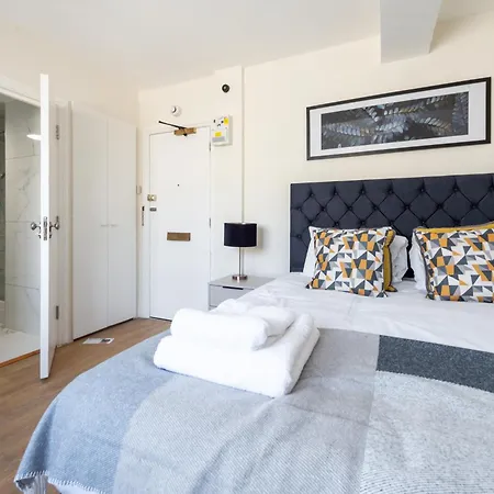 Apartment Capital 856, Chelsea Cloisters