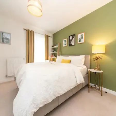Pass The Keys Stunning And Stylish Flat Mins From Apartment *