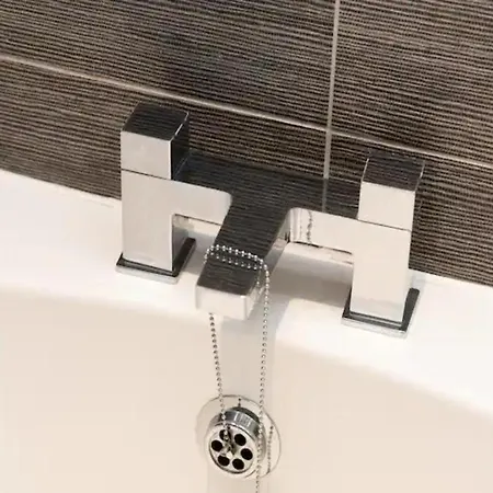 Pass The Keys Stunning And Stylish Flat Mins From * London