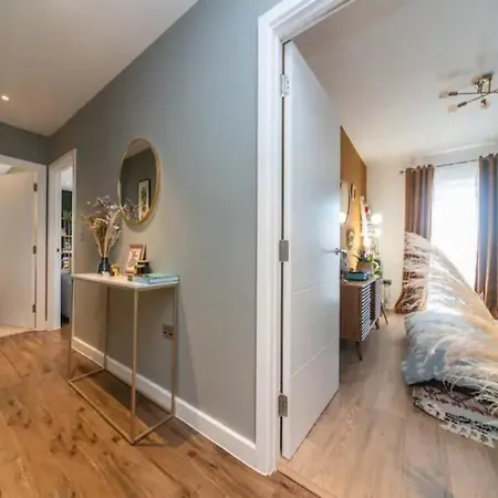 Pass The Keys Stunning And Stylish Flat Mins From Apartment London