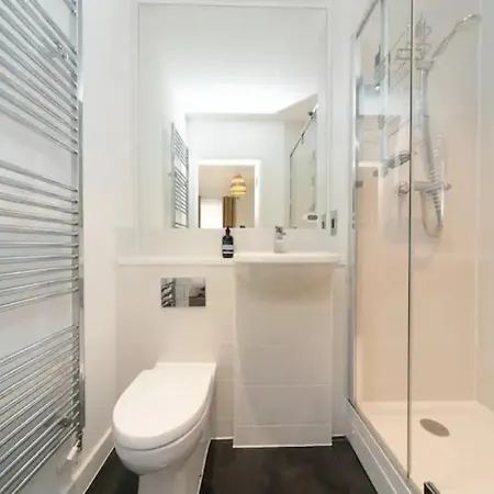 Pass The Keys Stunning And Stylish Flat Mins From *
