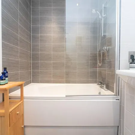 Pass The Keys Stunning And Stylish Flat Mins From
