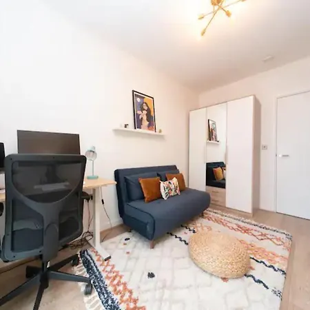 Pass The Keys Stunning And Stylish Flat Mins From Apartment