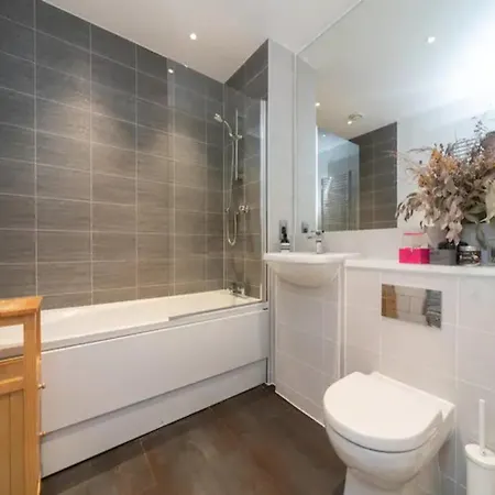 Pass The Keys Stunning And Stylish Flat Mins From *