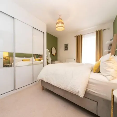 Pass The Keys Stunning And Stylish Flat Mins From Apartment *