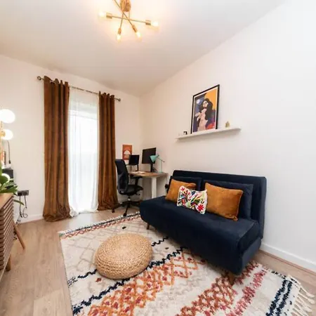 Pass The Keys Stunning And Stylish Flat Mins From London