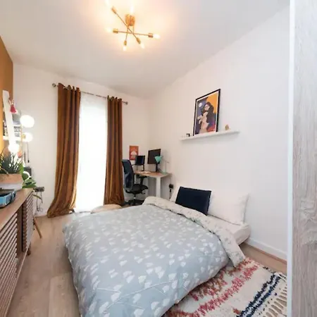 Pass The Keys Stunning And Stylish Flat Mins From Apartment