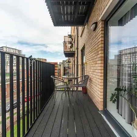 Pass The Keys Stunning And Stylish Flat Mins From *
