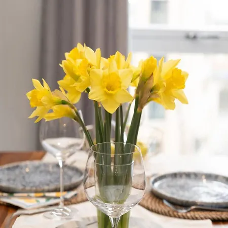 Pass The Keys Stunning And Stylish Flat Mins From * London