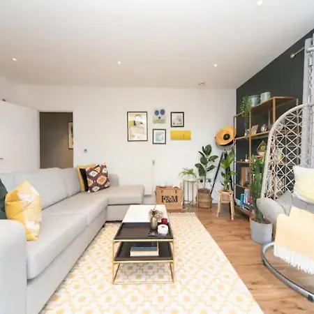 Pass The Keys Stunning And Stylish Flat Mins From * London