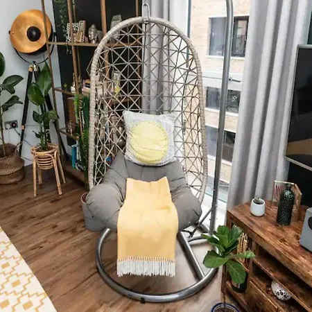 Pass The Keys Stunning And Stylish Flat Mins From *