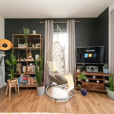 Pass The Keys Stunning And Stylish Flat Mins From Apartment *