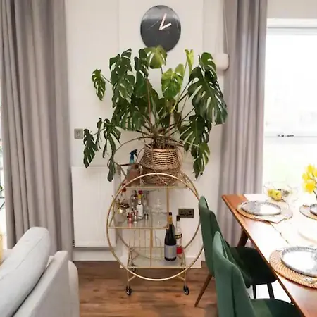 Pass The Keys Stunning And Stylish Flat Mins From *
