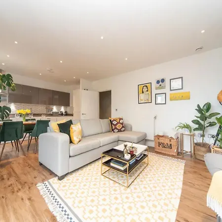 Pass The Keys Stunning And Stylish Flat Mins From Apartment *