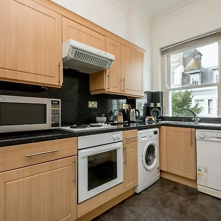 Spacious, Calm One Bedroom * London