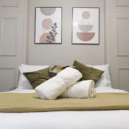 Stylish Studio Apartments, Willesden Apartment