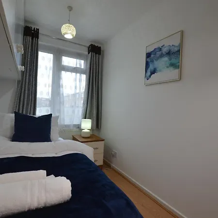 3 Bed House In - Great For Longer Apartment