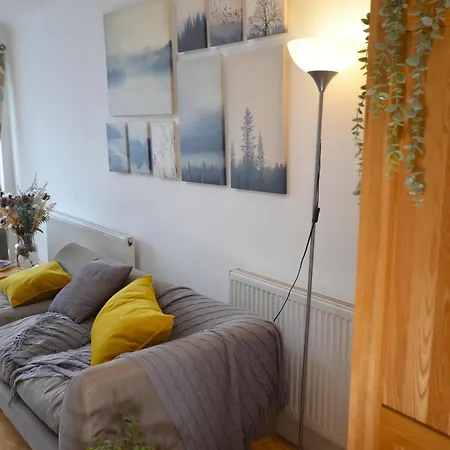 Apartment 3 Bed House In - Great For Longer *