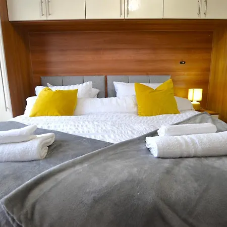 3 Bed House In - Great For Longer
