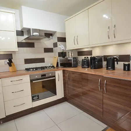 Apartment 3 Bed House In - Great For Longer